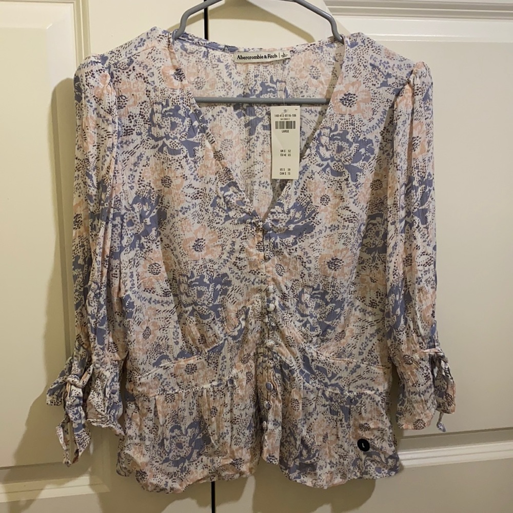 *NEW WITH TAGS* Abercrombie and Fitch Women’s Floral Print Blouse Large